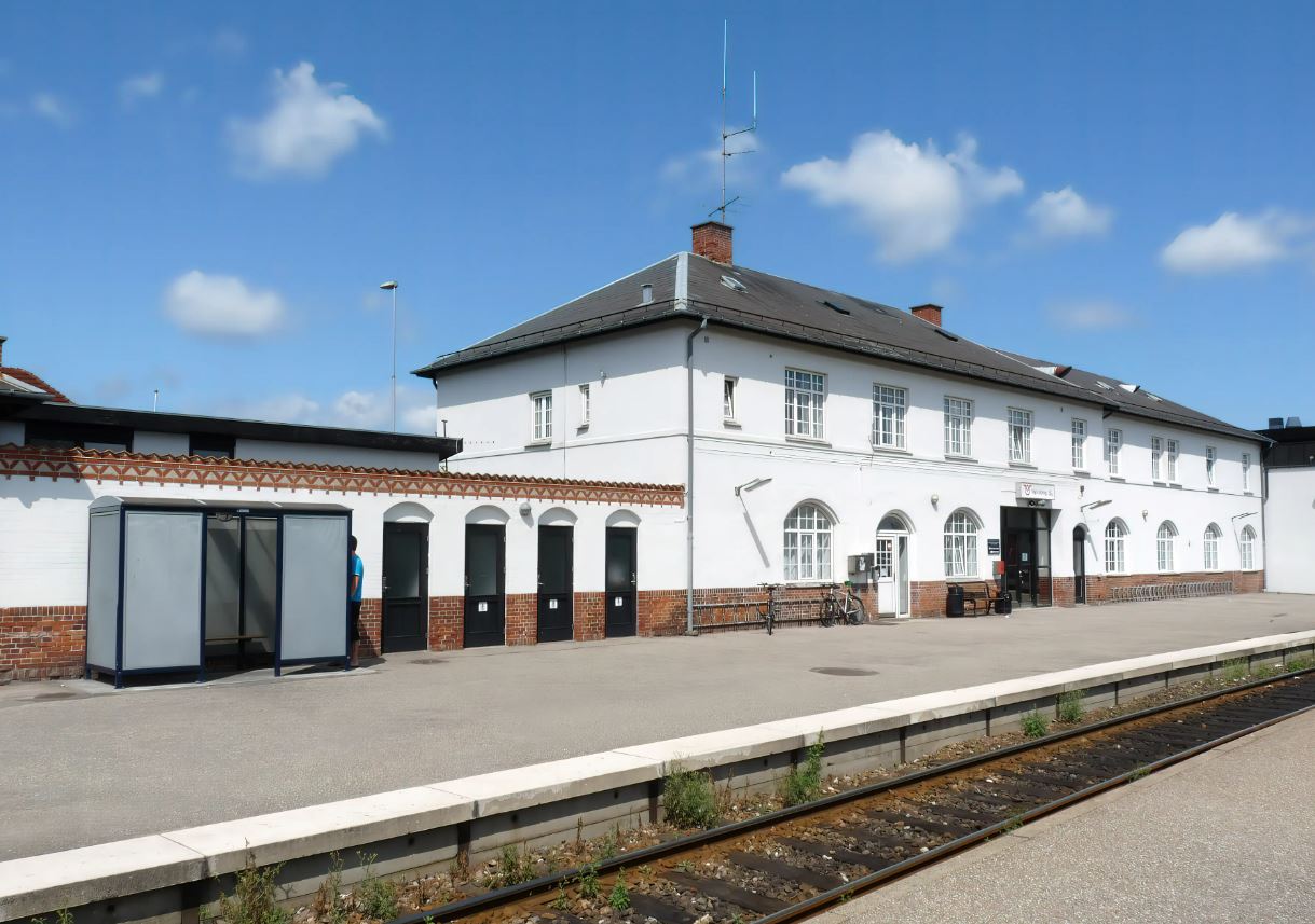 Byggearbejdet på stationsforpladsen i Nykøbing Sjælland forventes færdigt til september